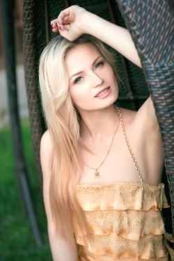 Photo of beautiful Ukraine  Alena with blonde hair and green eyes - 28631