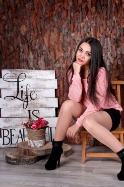 Photo of beautiful Ukraine  Alexandra with black hair and brown eyes - 27616