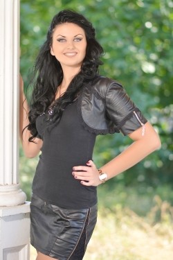 Photo of beautiful Ukraine  Anna with black hair and green eyes - 20479