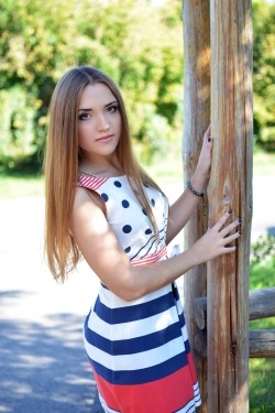 Photo of beautiful Ukraine  Anna with light-brown hair and green eyes - 20545