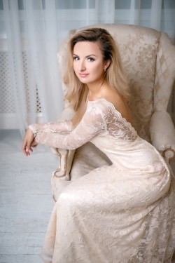 Photo of beautiful Ukraine  Irina with blonde hair and blue eyes - 28746