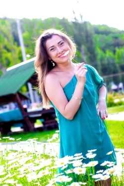 Photo of beautiful Ukraine  Iryna with light-brown hair and hazel eyes - 21587