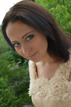 Photo of beautiful Ukraine  Julia with brown hair and blue eyes - 20229