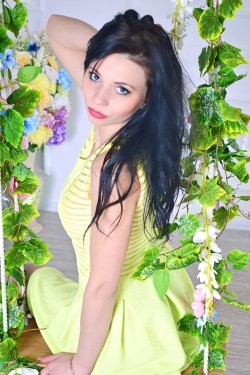 Photo of beautiful Ukraine  Kristina with brown hair and blue eyes - 28202