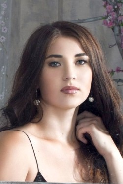 Photo of beautiful Ukraine  Larisa with brown hair and green eyes - 27599