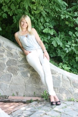 Photo of beautiful Ukraine  Luda with blonde hair and blue eyes - 22287