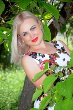 Photo of beautiful Ukraine  Maria with blonde hair and green eyes - 28617