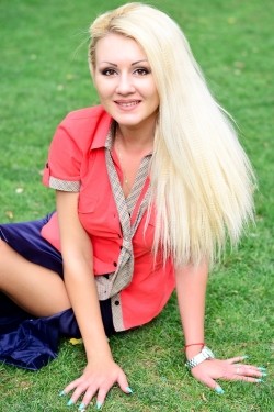 Photo of beautiful Ukraine  Marina with blonde hair and brown eyes - 22310