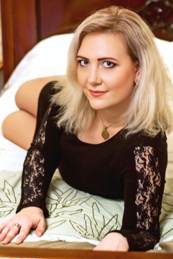 Photo of beautiful Ukraine  Marina with light-brown hair and blue eyes - 28080