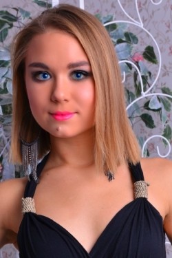 Photo of beautiful Ukraine  Mariya with blonde hair and blue eyes - 20688