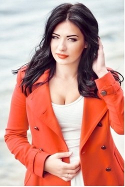 Photo of beautiful Ukraine  Mary with black hair and green eyes - 21585