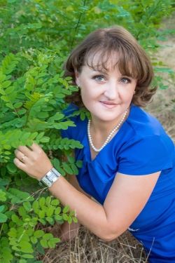 Photo of beautiful Ukraine  Oksana with brown hair and green eyes - 19480