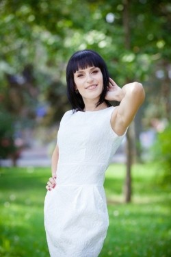 Photo of beautiful Ukraine  Oksana with black hair and brown eyes - 20121