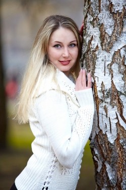 Photo of beautiful Ukraine  Oksana with blonde hair and green eyes - 21075