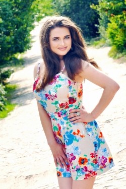 Photo of beautiful Ukraine  Oksana with light-brown hair and blue eyes - 22098