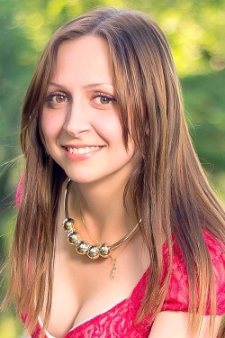 Photo of beautiful Ukraine  Oksana with light-brown hair and hazel eyes - 22468