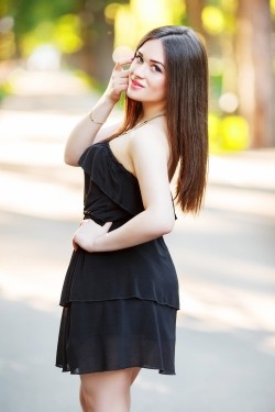 Photo of beautiful Ukraine  Olesya with brown hair and green eyes - 20109