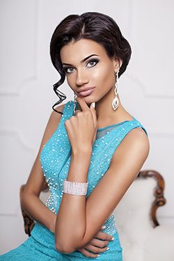 Photo of beautiful Ukraine  Snezhana with black hair and green eyes - 12337