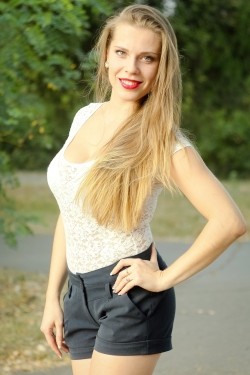 Photo of beautiful Ukraine  Victoria with light-brown hair and green eyes - 22349