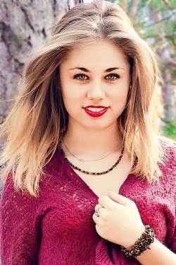 Photo of beautiful Ukraine  Viktoriya with light-brown hair and green eyes - 20321