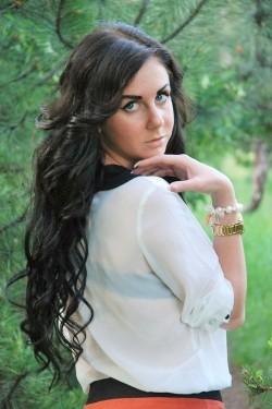 Photo of beautiful Ukraine  Yana with brown hair and blue eyes - 21371