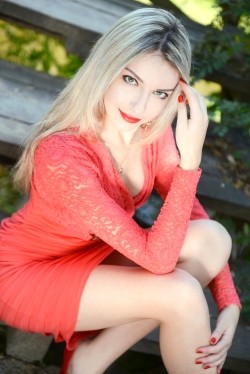 Photo of beautiful Ukraine  Yana with blonde hair and green eyes - 21612