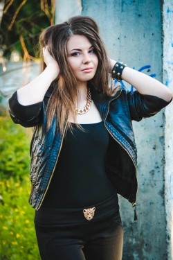 Photo of beautiful Ukraine  Yana with brown hair and blue eyes - 27609